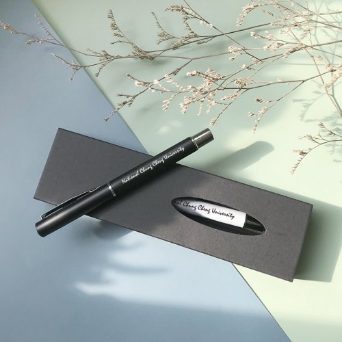 【絕版出清,售完不補 】中正校名草寫輕巧原子筆_迷霧黑/珍珠白(手工盒需另加購) 【絕版出清,售完不補 】中正校名草寫輕巧原子筆_迷霧黑/珍珠白(手工盒需另加購)