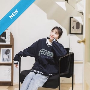 【早鳥預購，11/26陸續出貨】CCU美式電繡滑面V領大學T_深藍