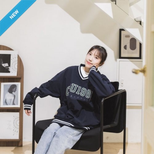 【限量現貨，下單直出】CCU美式電繡滑面V領大學T_深藍