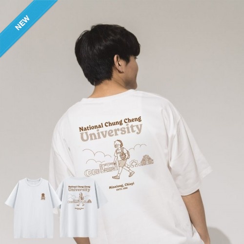 【新品上市】CCU校園日常插畫寬版短T_經典白 【新品上市】CCU校園日常插畫寬版短T_經典白
